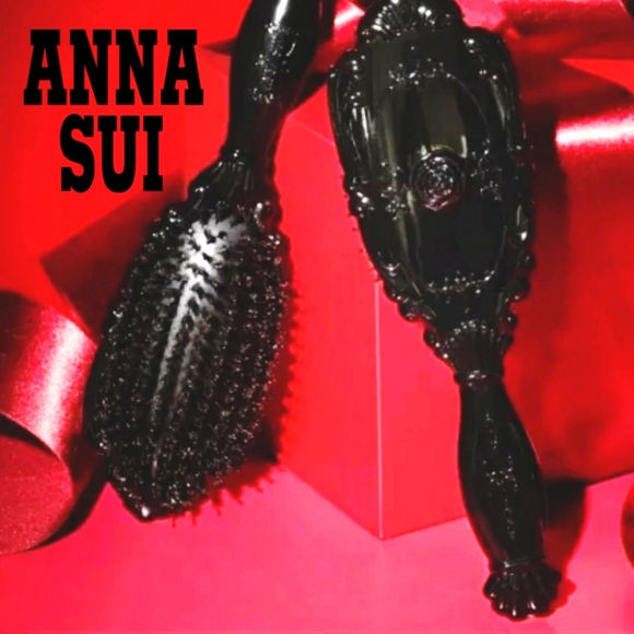 Anna Sui Other - 🖤 ANNA SUI 🖤 LUXURY HAIR BRUSH [BNIB]